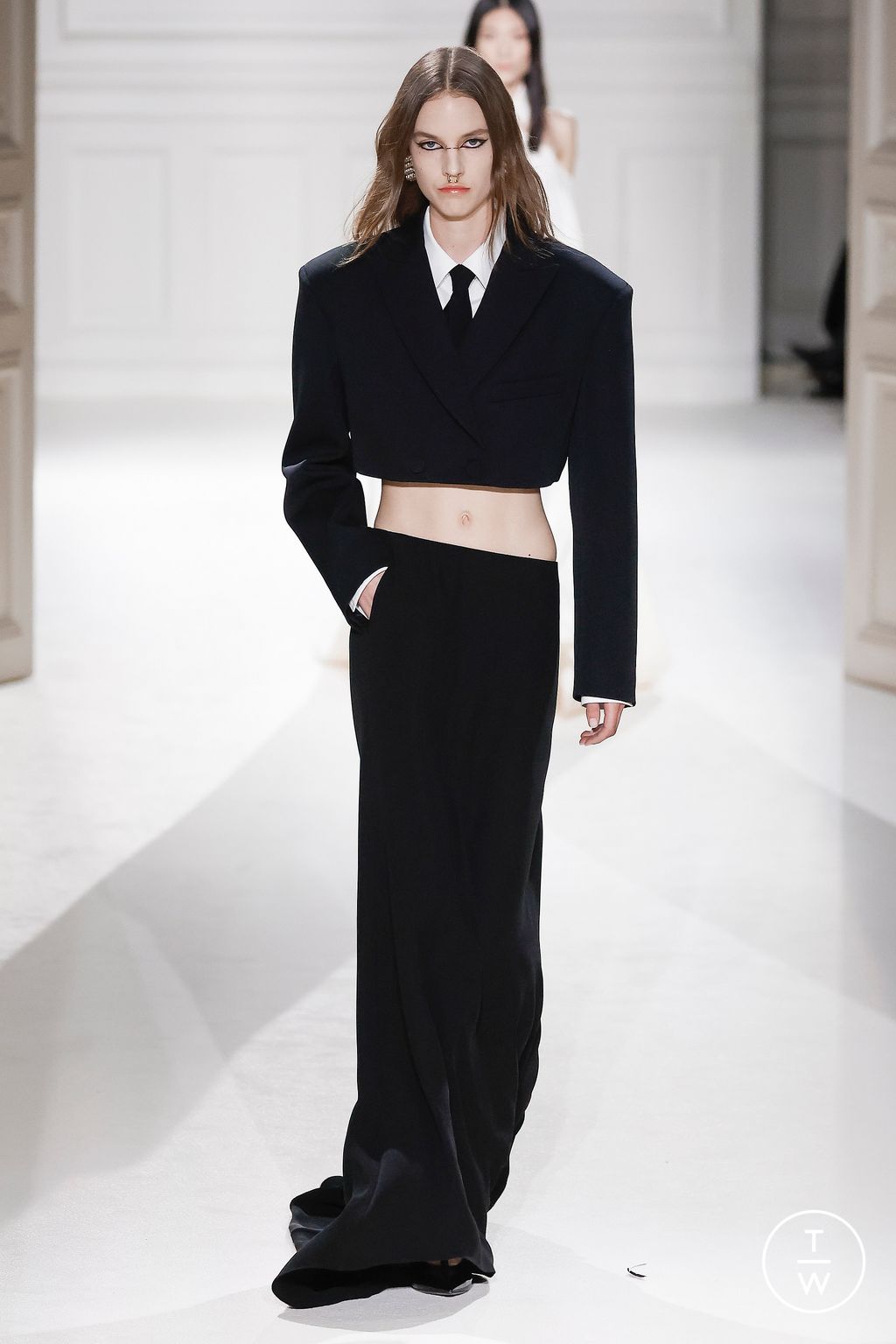 Fashion Week Paris Fall/Winter 2023 look 70 de la collection Valentino womenswear