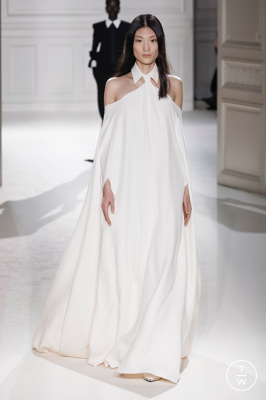 Fashion Week Paris Fall/Winter 2023 look 71 de la collection Valentino womenswear