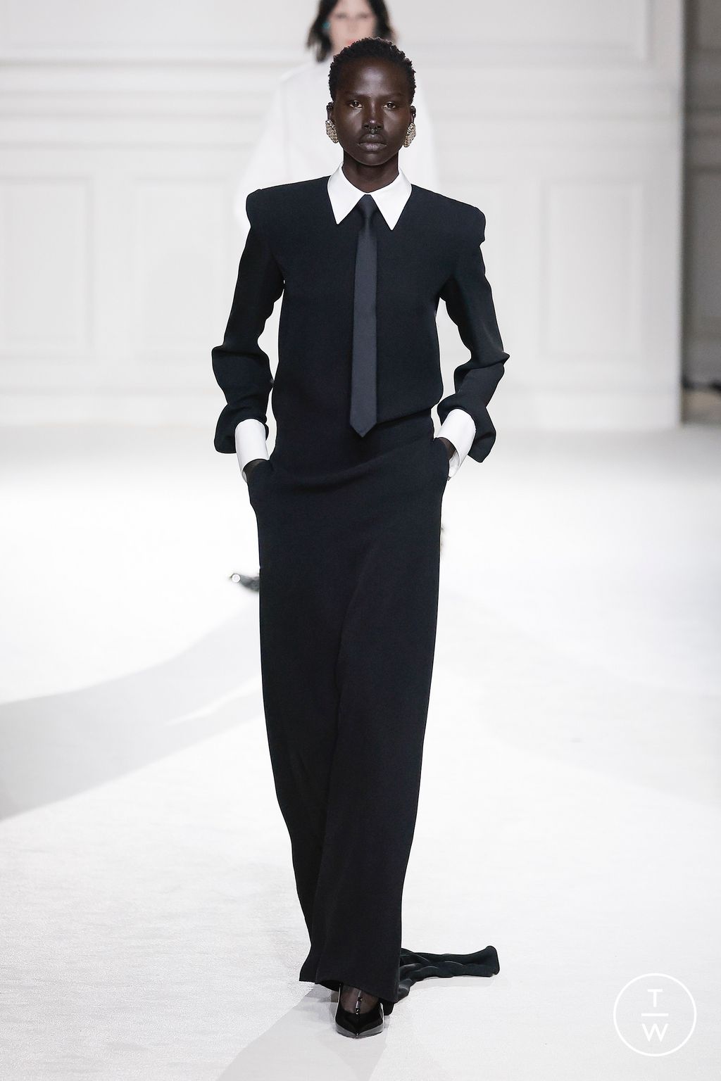 Fashion Week Paris Fall/Winter 2023 look 72 from the Valentino collection womenswear