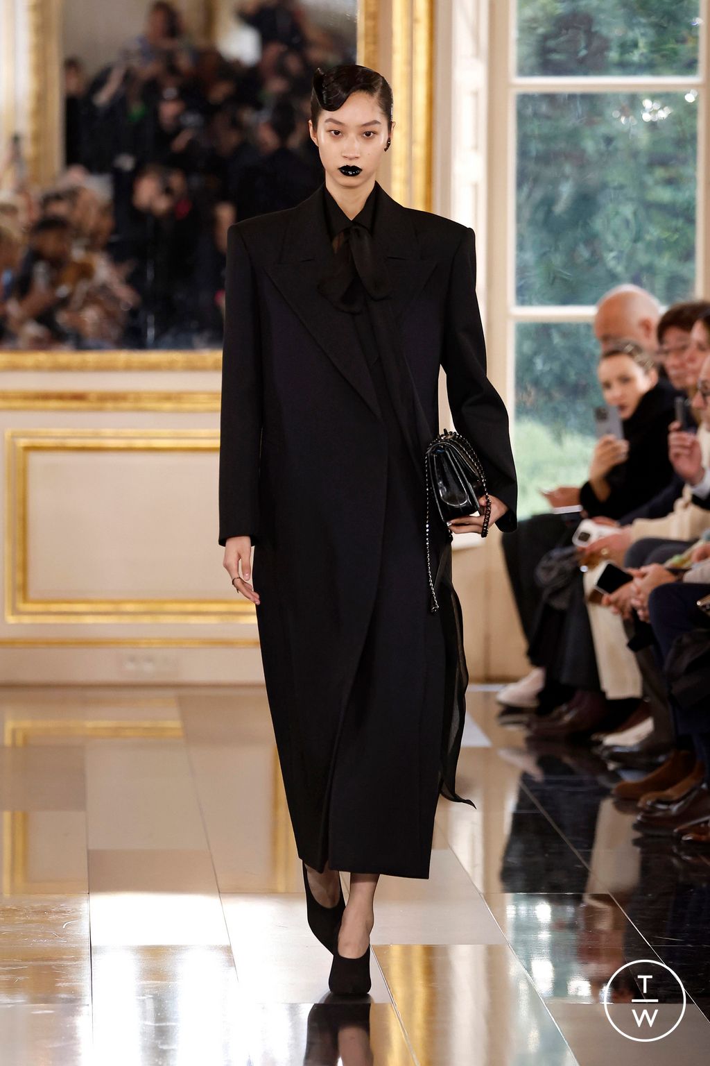 Fashion Week Paris Fall/Winter 2024 look 4 from the Valentino collection 女装