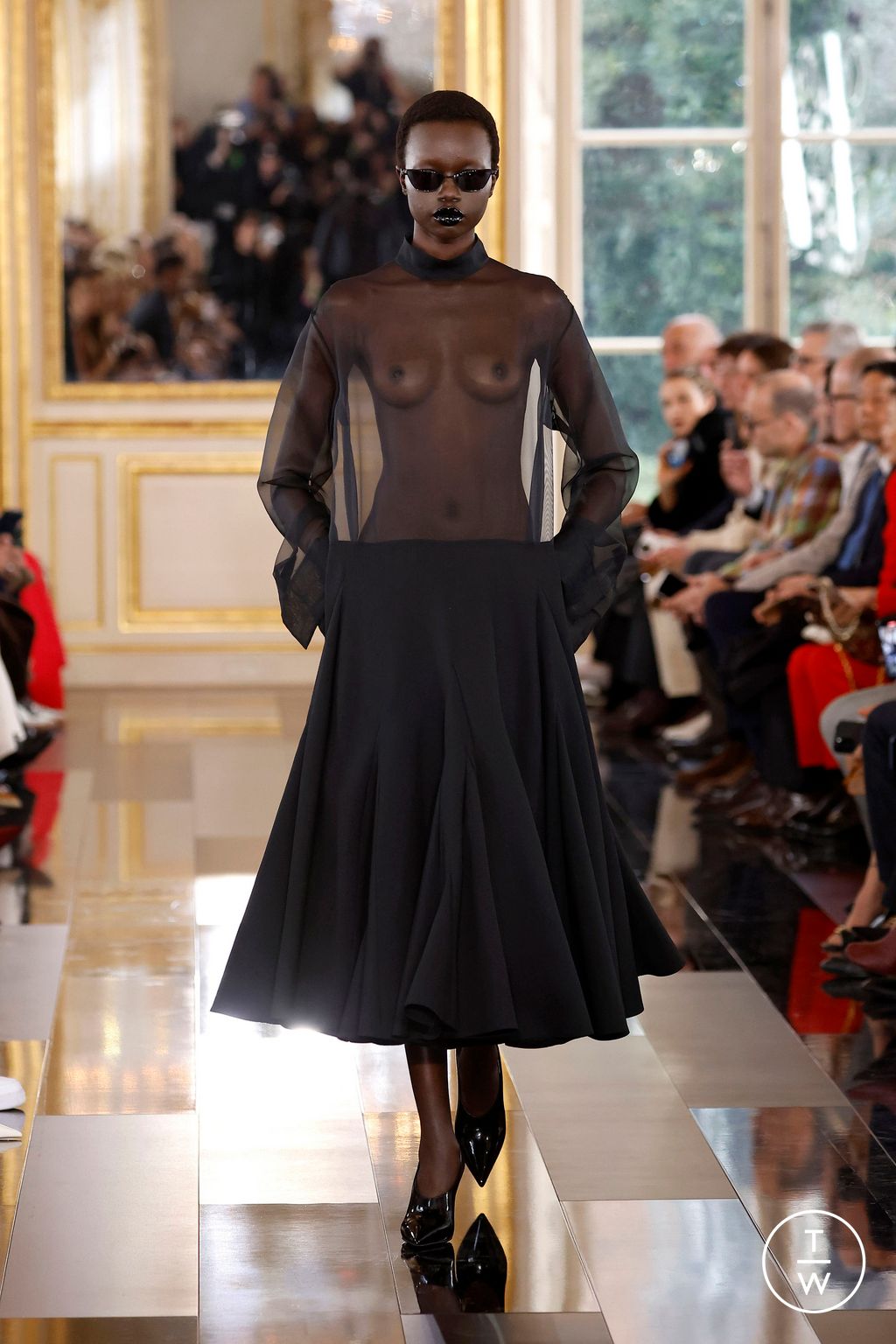 Fashion Week Paris Fall/Winter 2024 look 5 de la collection Valentino womenswear