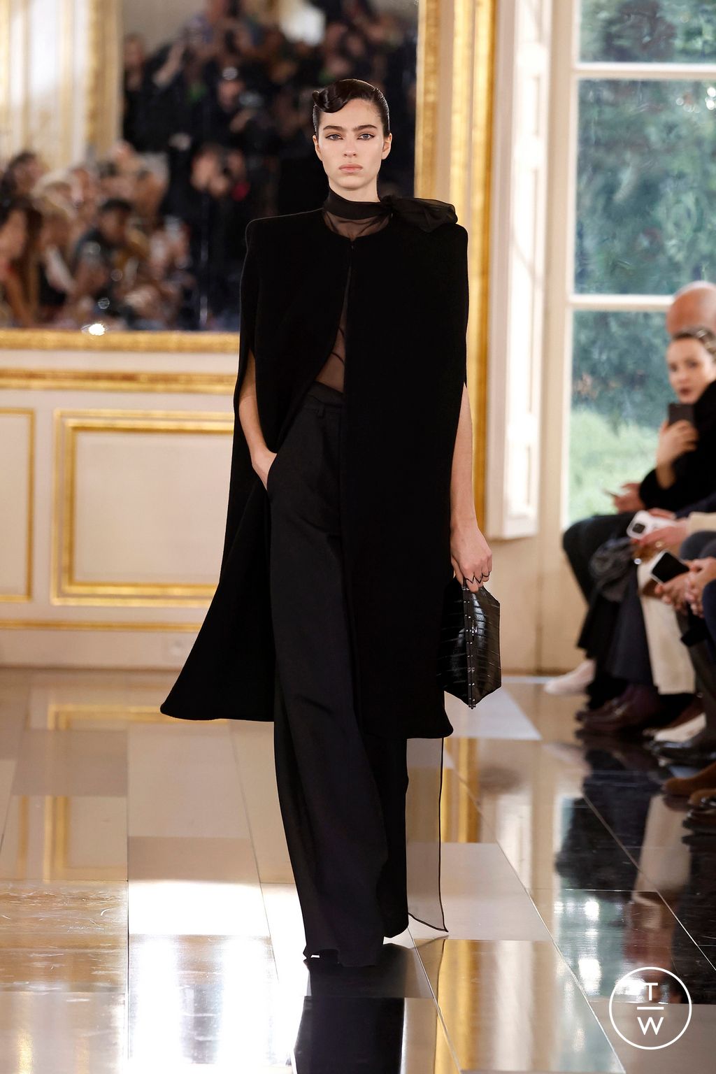 Fashion Week Paris Fall/Winter 2024 look 6 from the Valentino collection 女装
