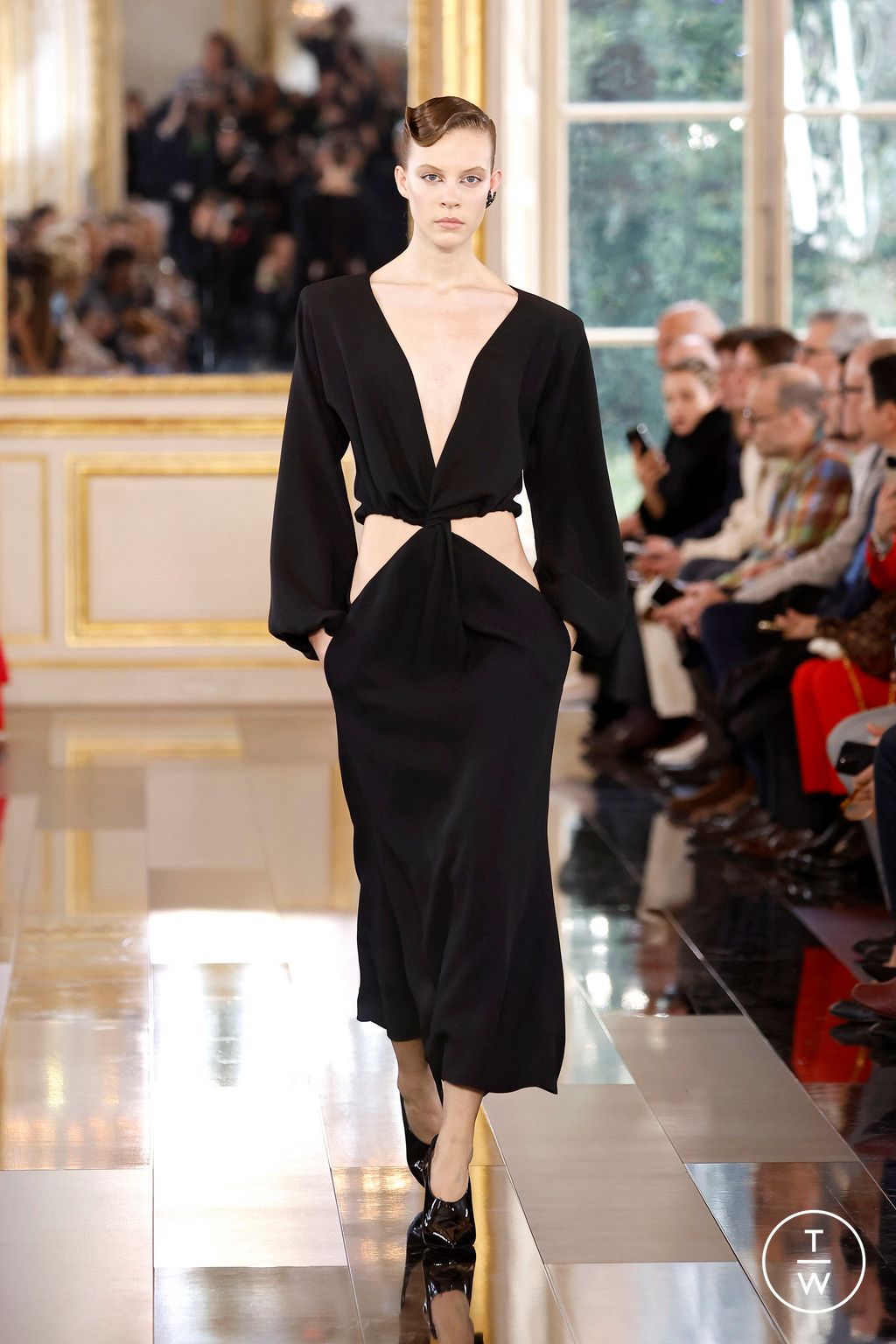 Fashion Week Paris Fall/Winter 2024 look 7 from the Valentino collection womenswear