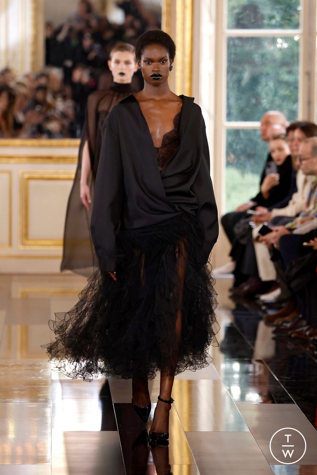 Fashion Week Paris Fall/Winter 2024 look 8 from the Valentino collection 女装