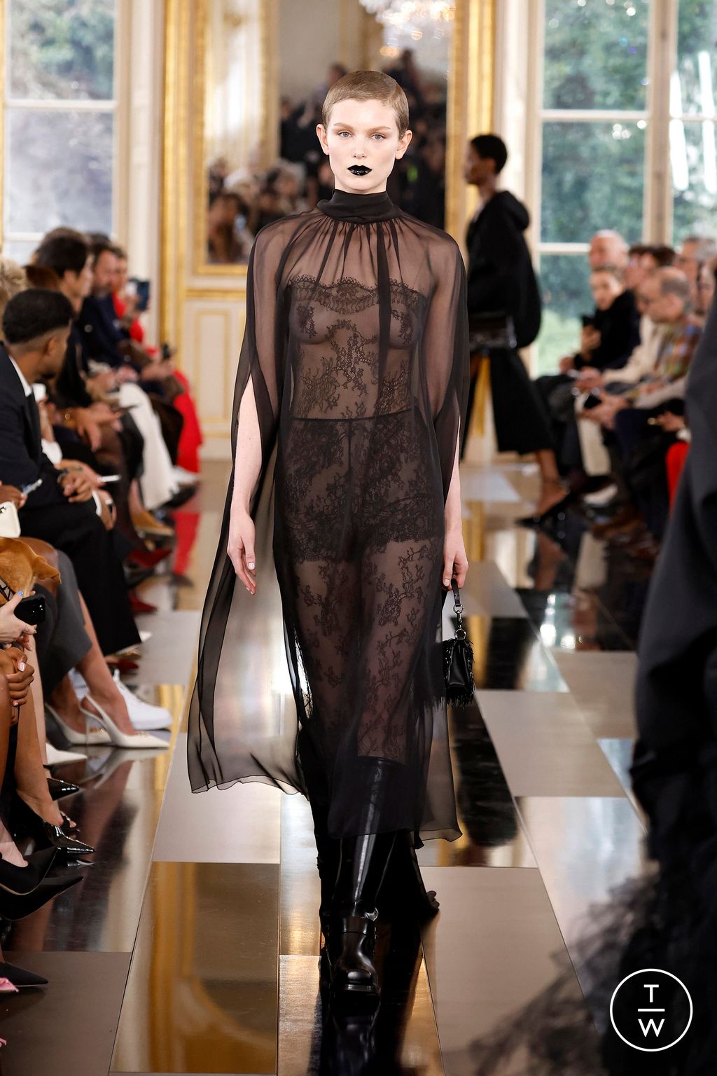 Fashion Week Paris Fall/Winter 2024 look 9 de la collection Valentino womenswear