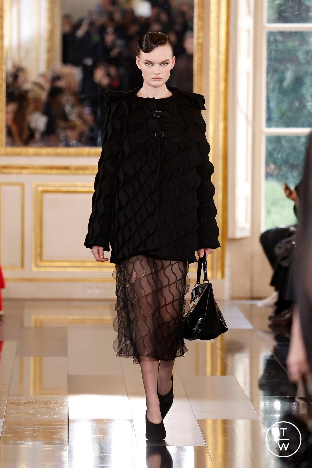 Fashion Week Paris Fall/Winter 2024 look 10 from the Valentino collection 女装