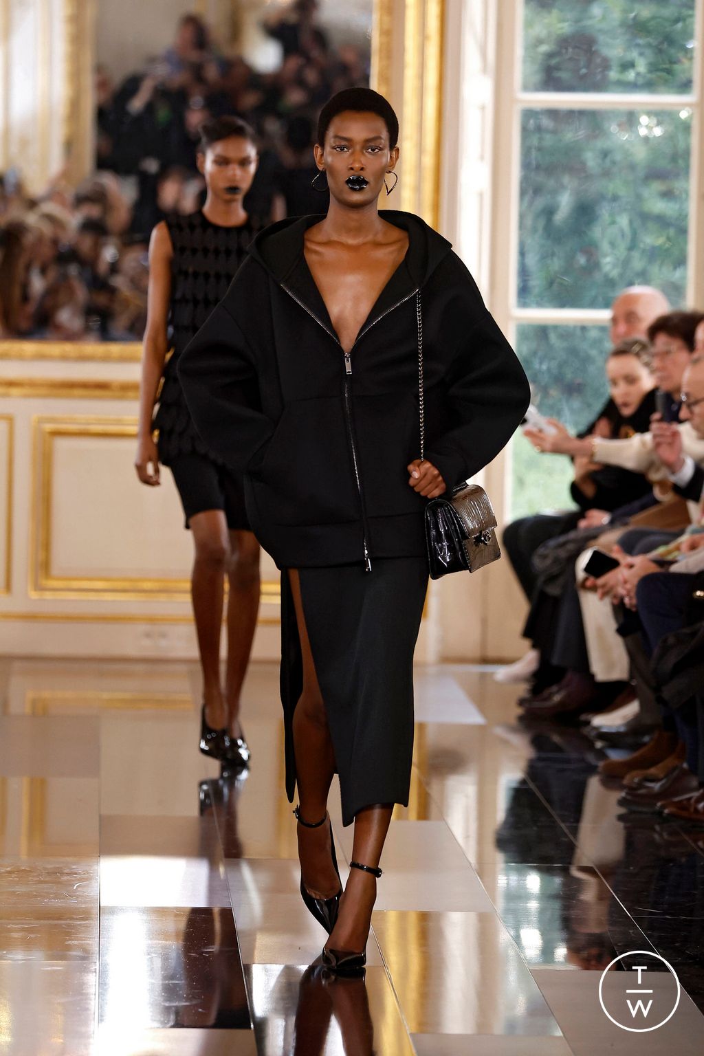 Fashion Week Paris Fall/Winter 2024 look 11 de la collection Valentino womenswear