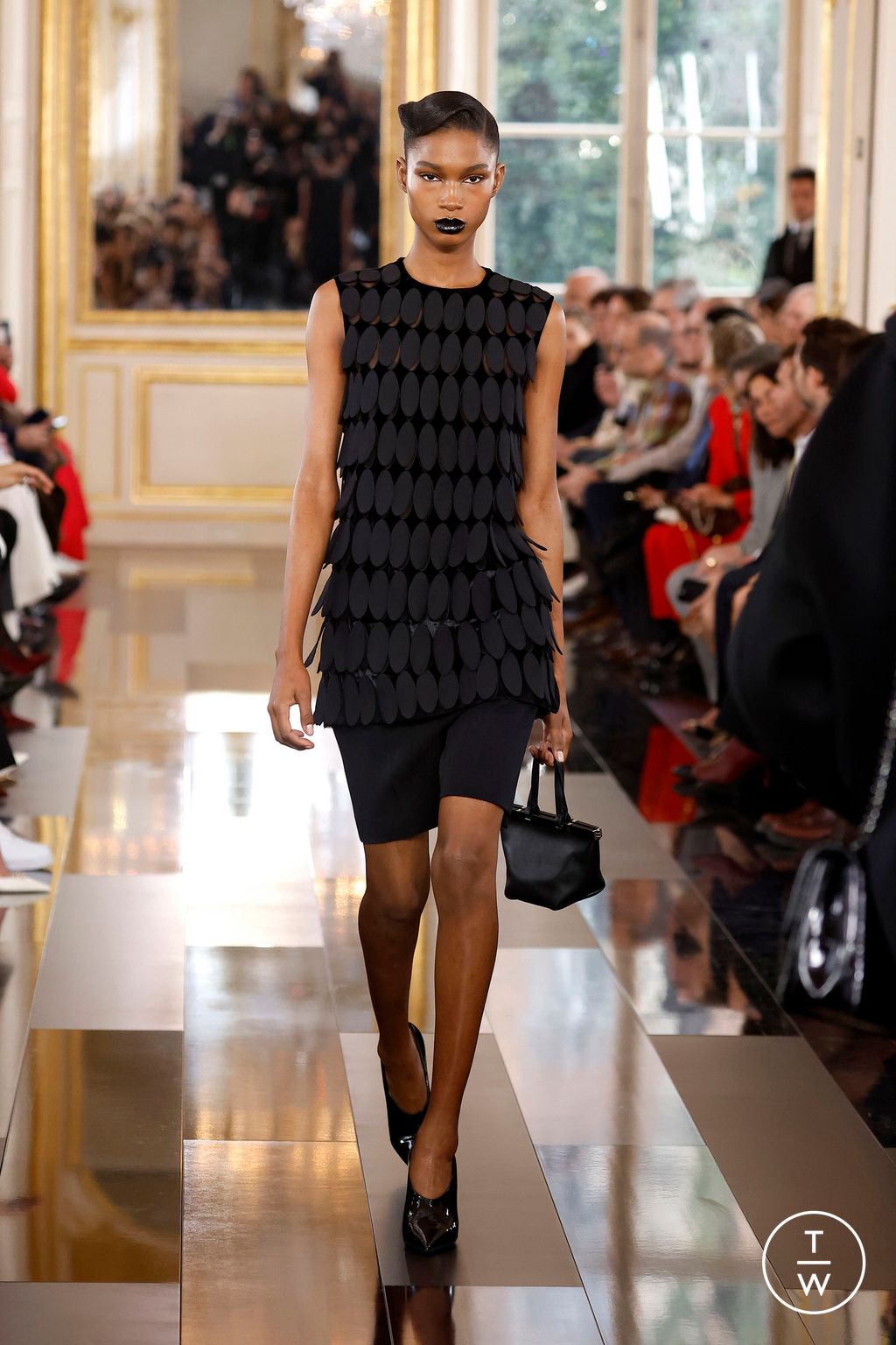 Fashion Week Paris Fall/Winter 2024 look 12 de la collection Valentino womenswear