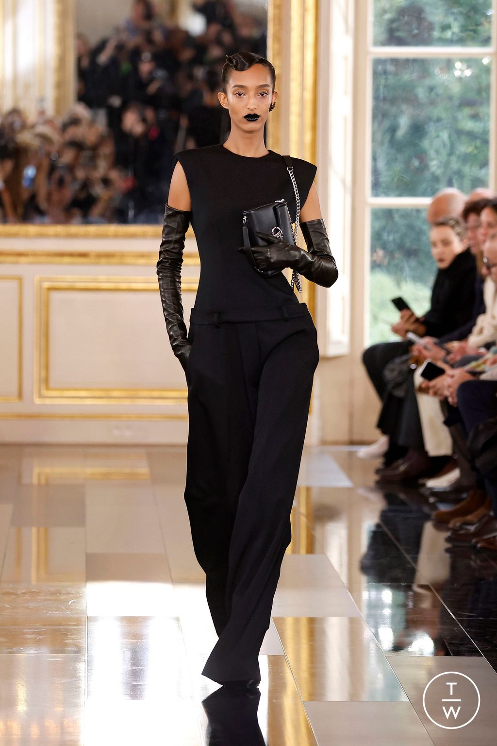 Fashion Week Paris Fall/Winter 2024 look 13 de la collection Valentino womenswear