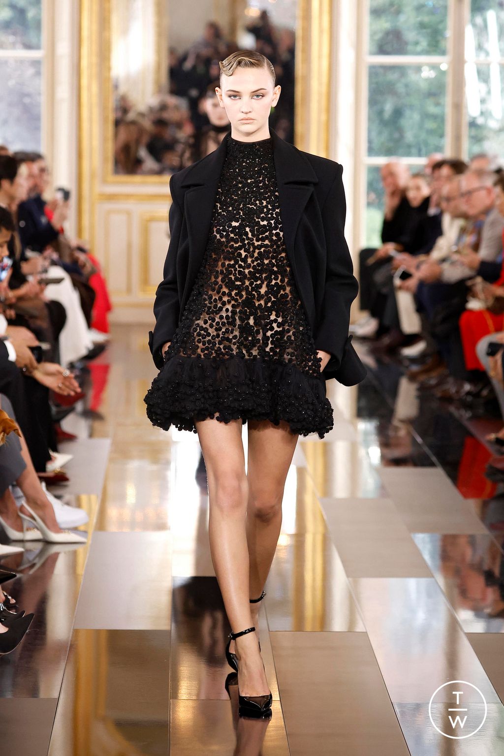 Fashion Week Paris Fall/Winter 2024 look 16 de la collection Valentino womenswear