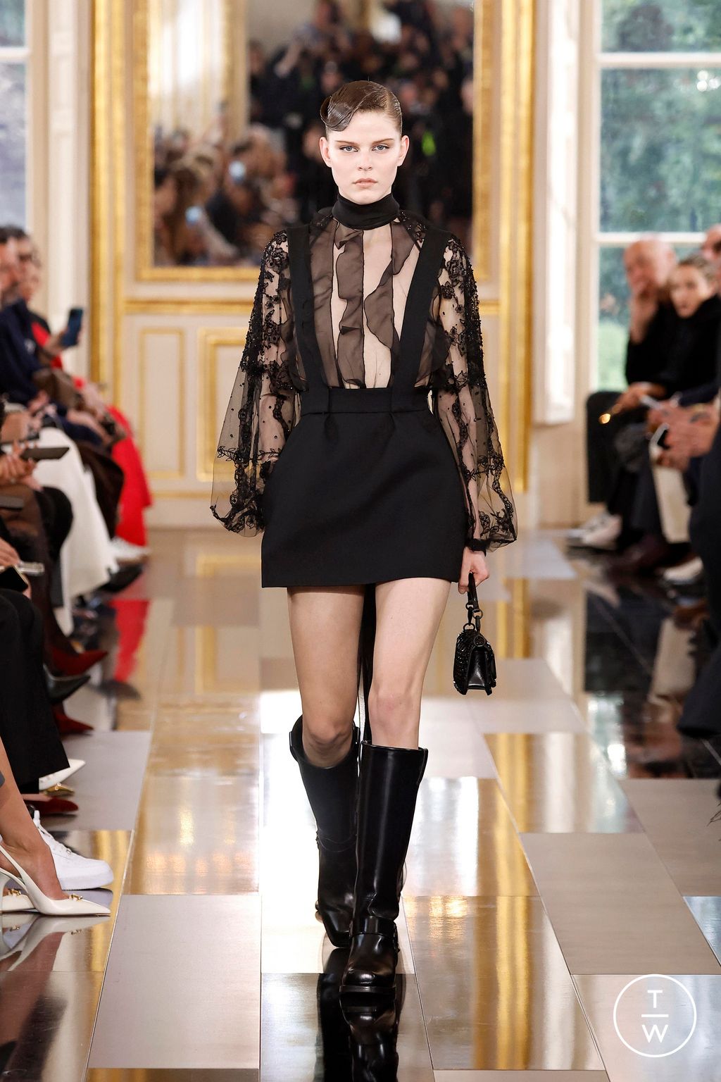 Fashion Week Paris Fall/Winter 2024 look 17 from the Valentino collection womenswear