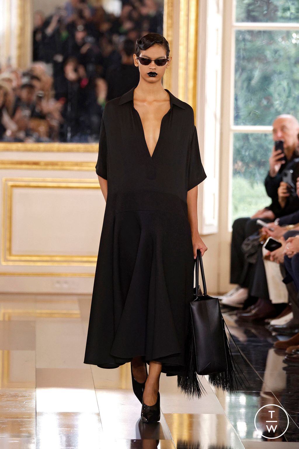 Fashion Week Paris Fall/Winter 2024 look 18 from the Valentino collection womenswear