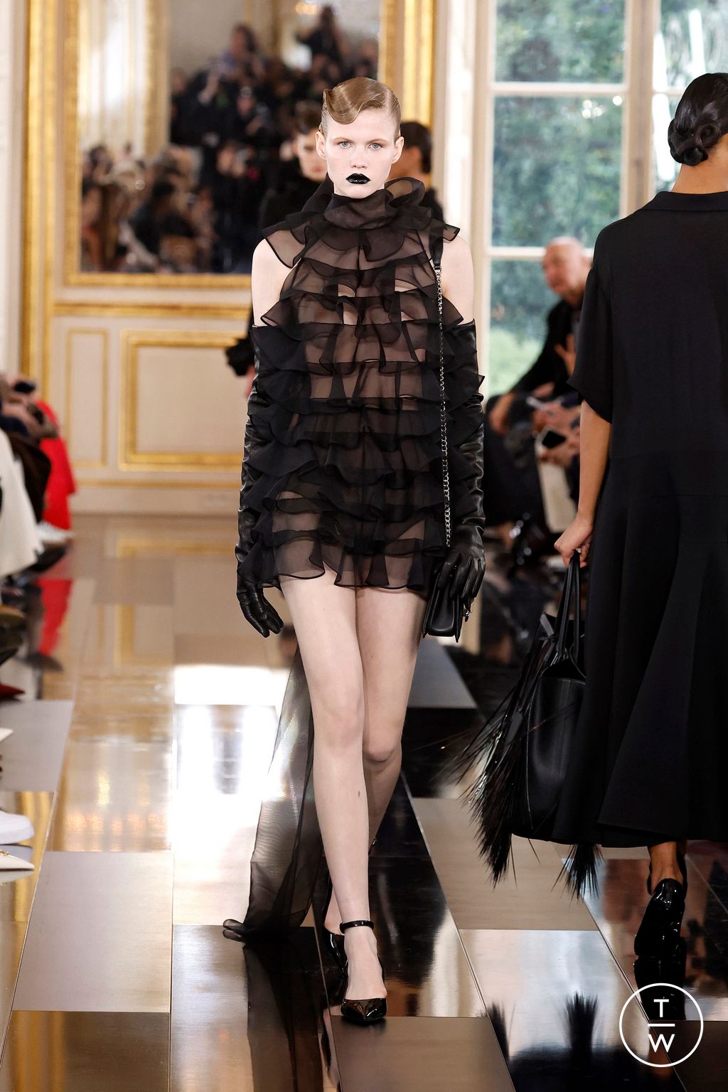 Fashion Week Paris Fall/Winter 2024 look 20 from the Valentino collection womenswear