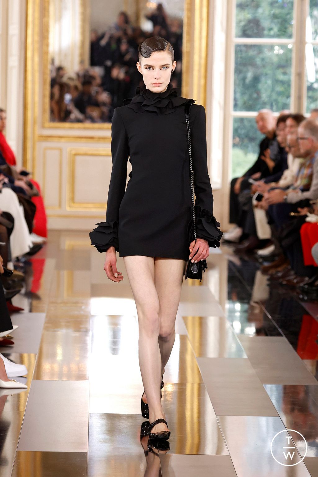 Fashion Week Paris Fall/Winter 2024 look 21 from the Valentino collection womenswear