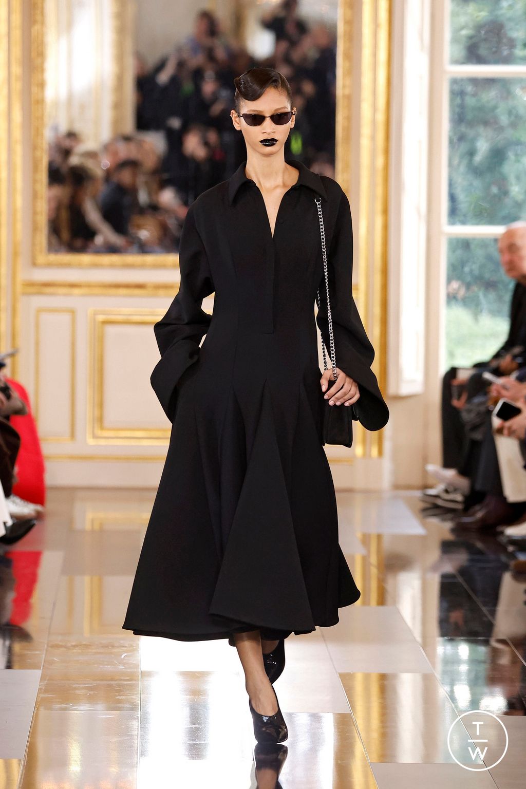 Fashion Week Paris Fall/Winter 2024 look 22 from the Valentino collection 女装