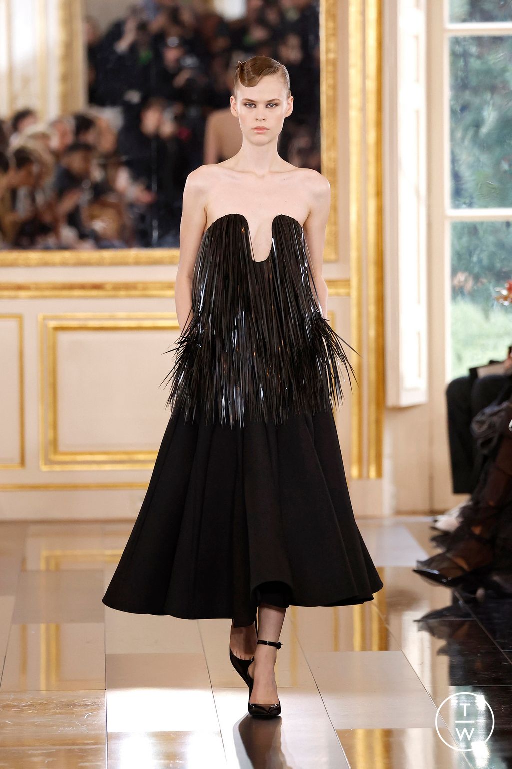 Fashion Week Paris Fall/Winter 2024 look 23 de la collection Valentino womenswear