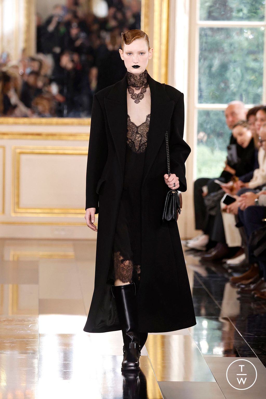 Fashion Week Paris Fall/Winter 2024 look 26 from the Valentino collection 女装