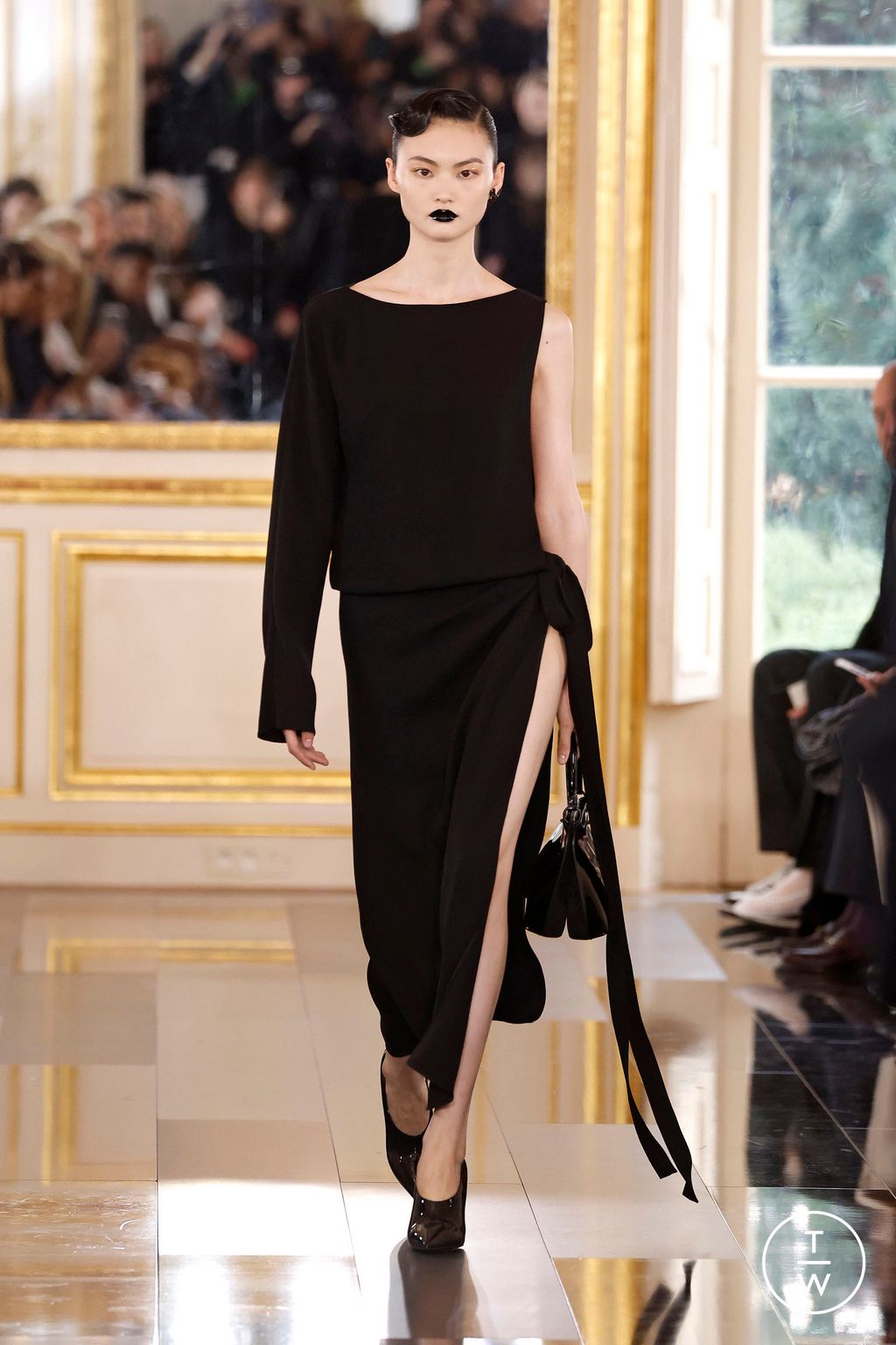 Fashion Week Paris Fall/Winter 2024 look 27 from the Valentino collection 女装