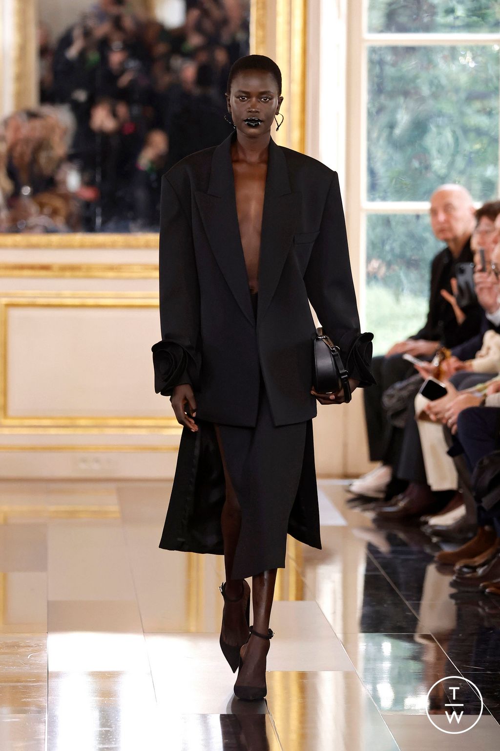 Fashion Week Paris Fall/Winter 2024 look 29 from the Valentino collection 女装