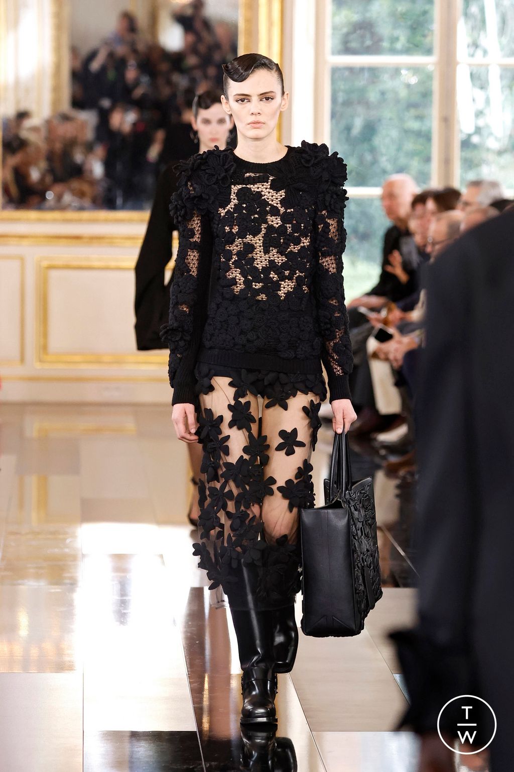 Fashion Week Paris Fall/Winter 2024 look 30 from the Valentino collection womenswear