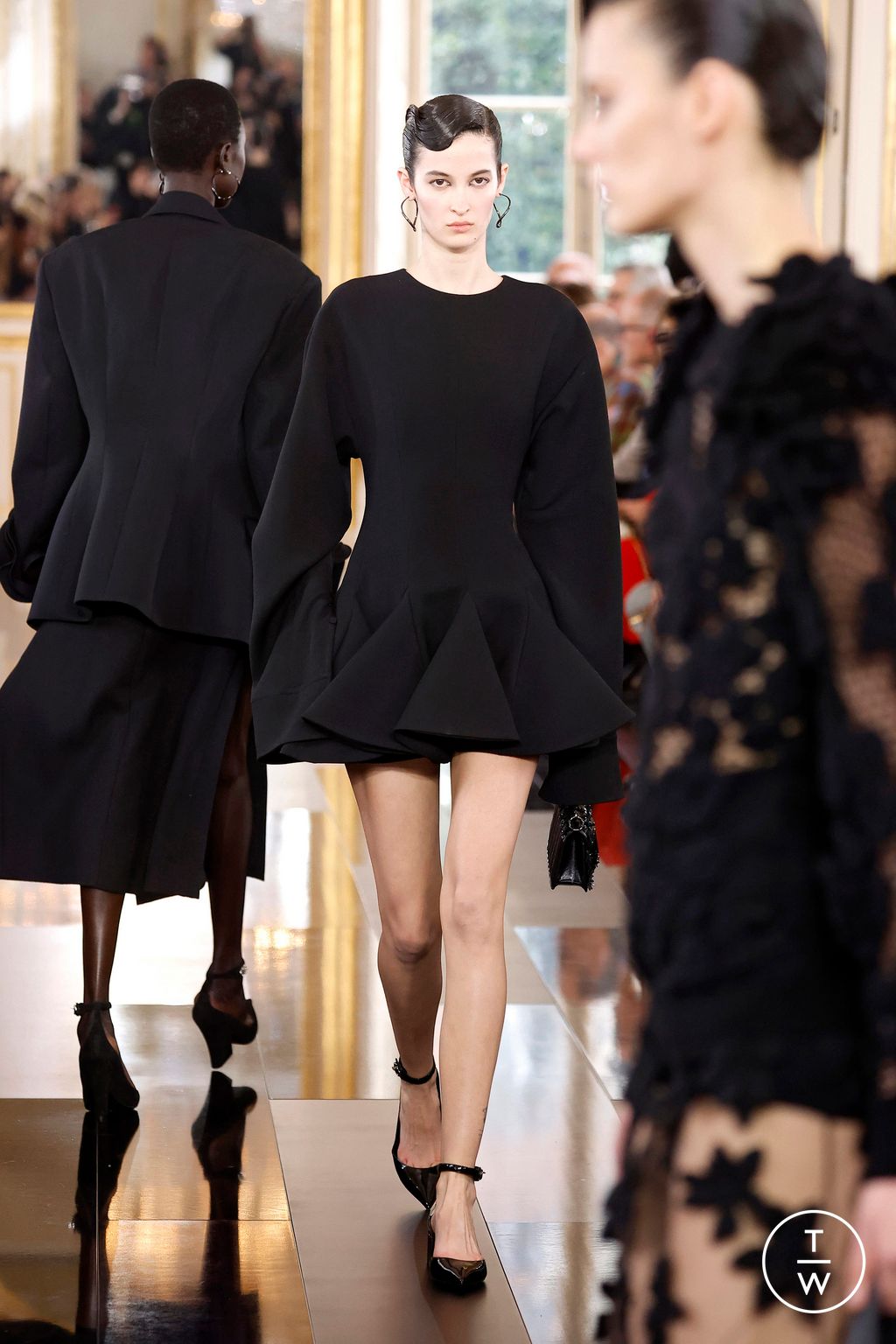 Fashion Week Paris Fall/Winter 2024 look 31 de la collection Valentino womenswear