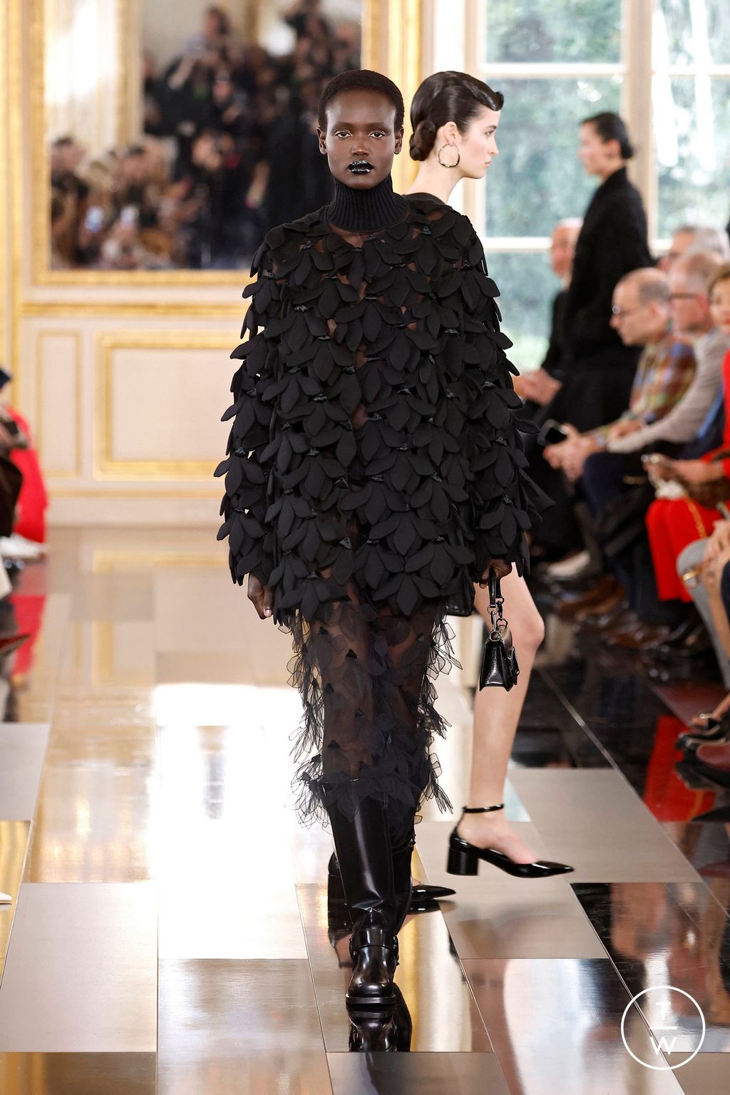 Fashion Week Paris Fall/Winter 2024 look 32 de la collection Valentino womenswear