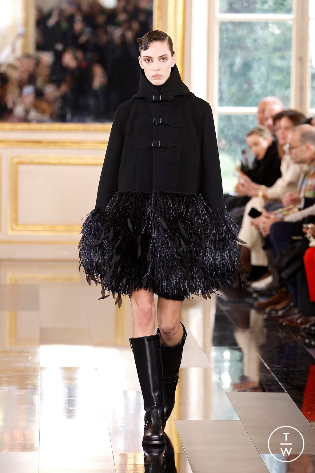 Fashion Week Paris Fall/Winter 2024 look 33 from the Valentino collection womenswear