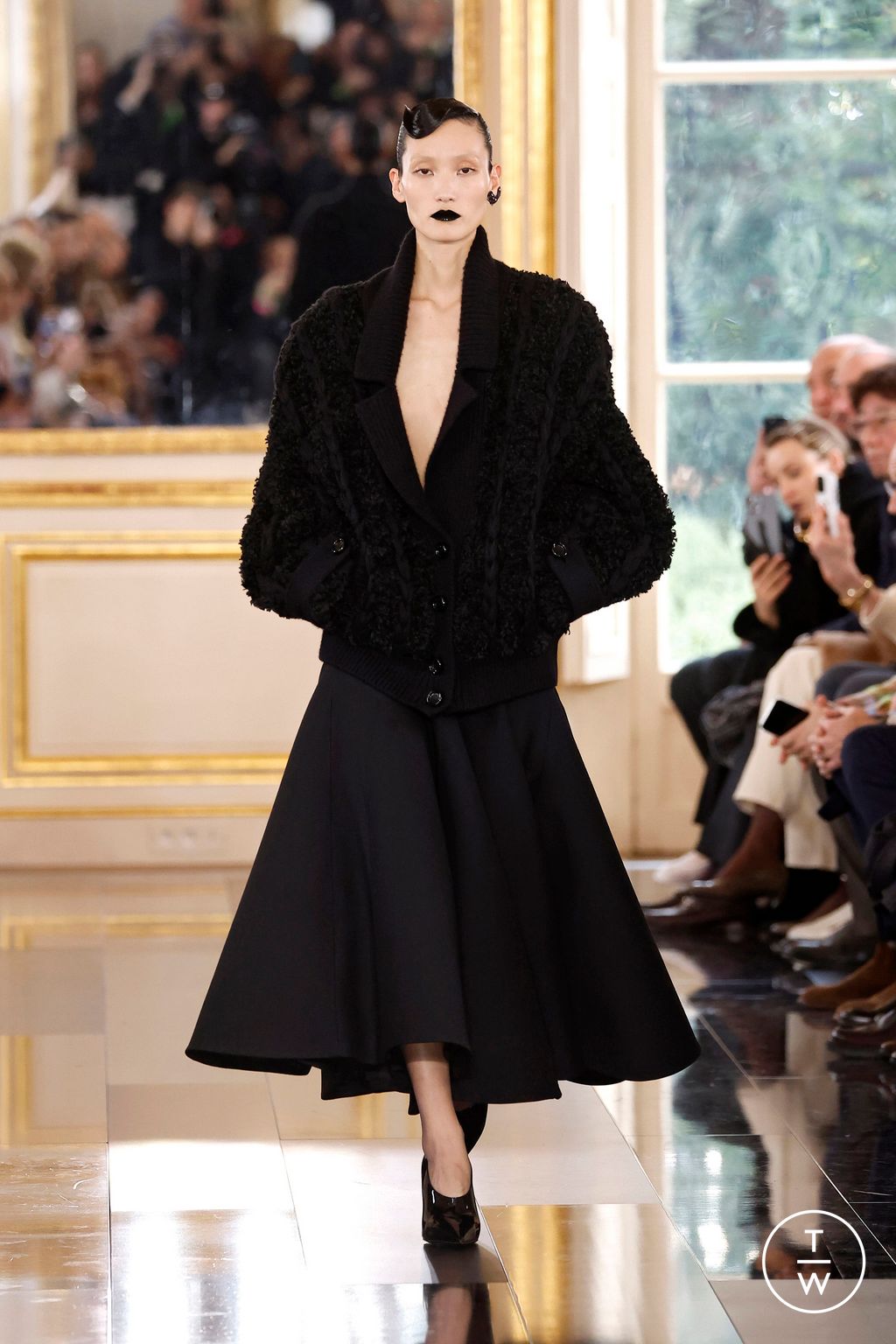 Fashion Week Paris Fall/Winter 2024 look 34 de la collection Valentino womenswear