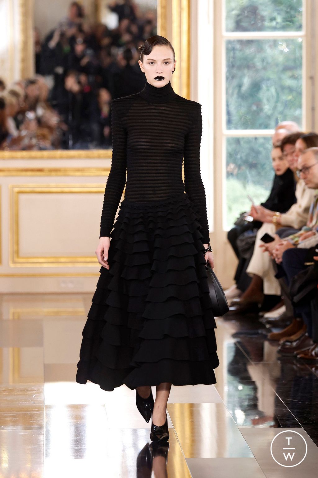 Fashion Week Paris Fall/Winter 2024 look 35 from the Valentino collection womenswear
