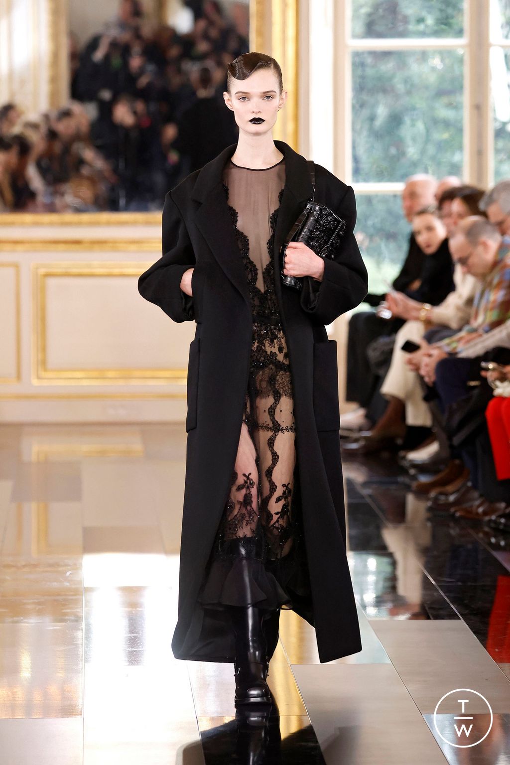 Fashion Week Paris Fall/Winter 2024 look 36 from the Valentino collection 女装