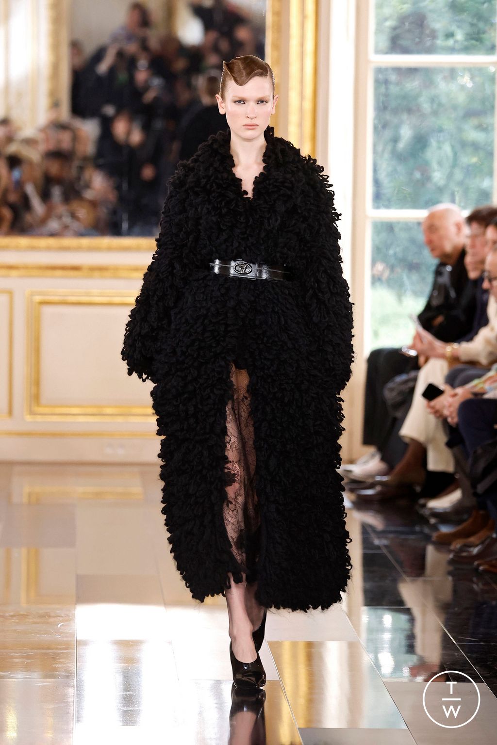 Fashion Week Paris Fall/Winter 2024 look 39 de la collection Valentino womenswear