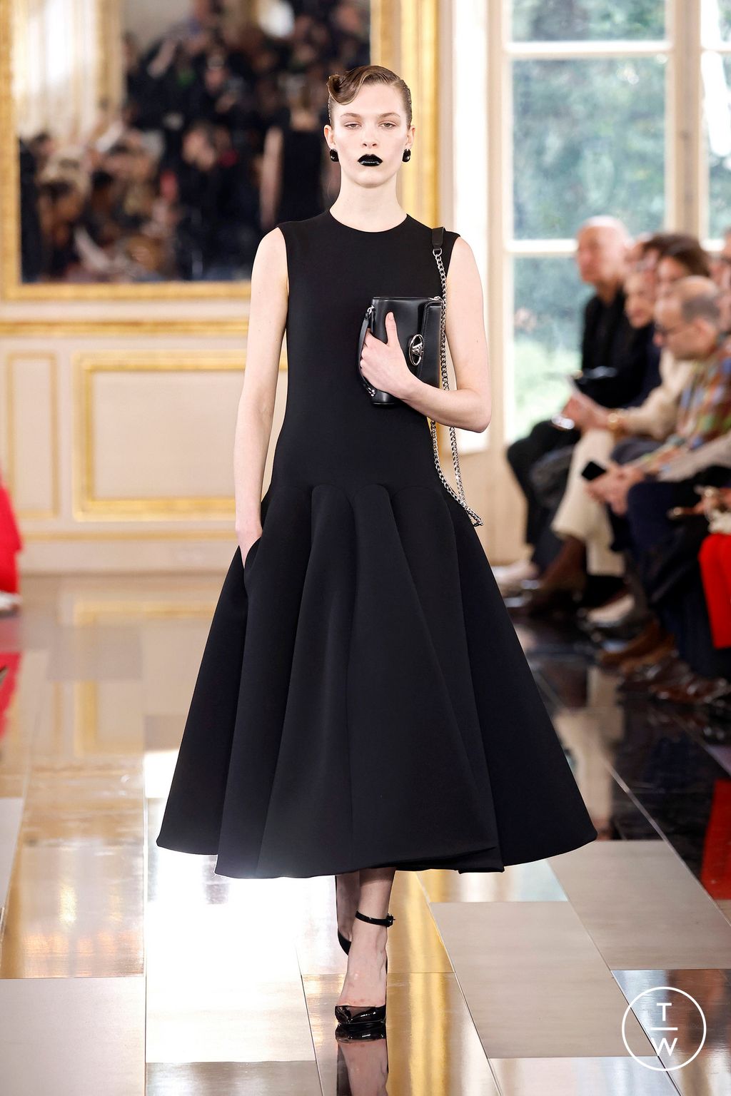 Fashion Week Paris Fall/Winter 2024 look 40 de la collection Valentino womenswear
