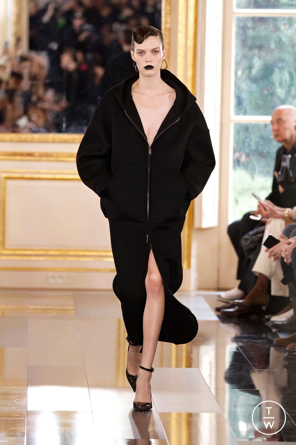 Fashion Week Paris Fall/Winter 2024 look 42 de la collection Valentino womenswear