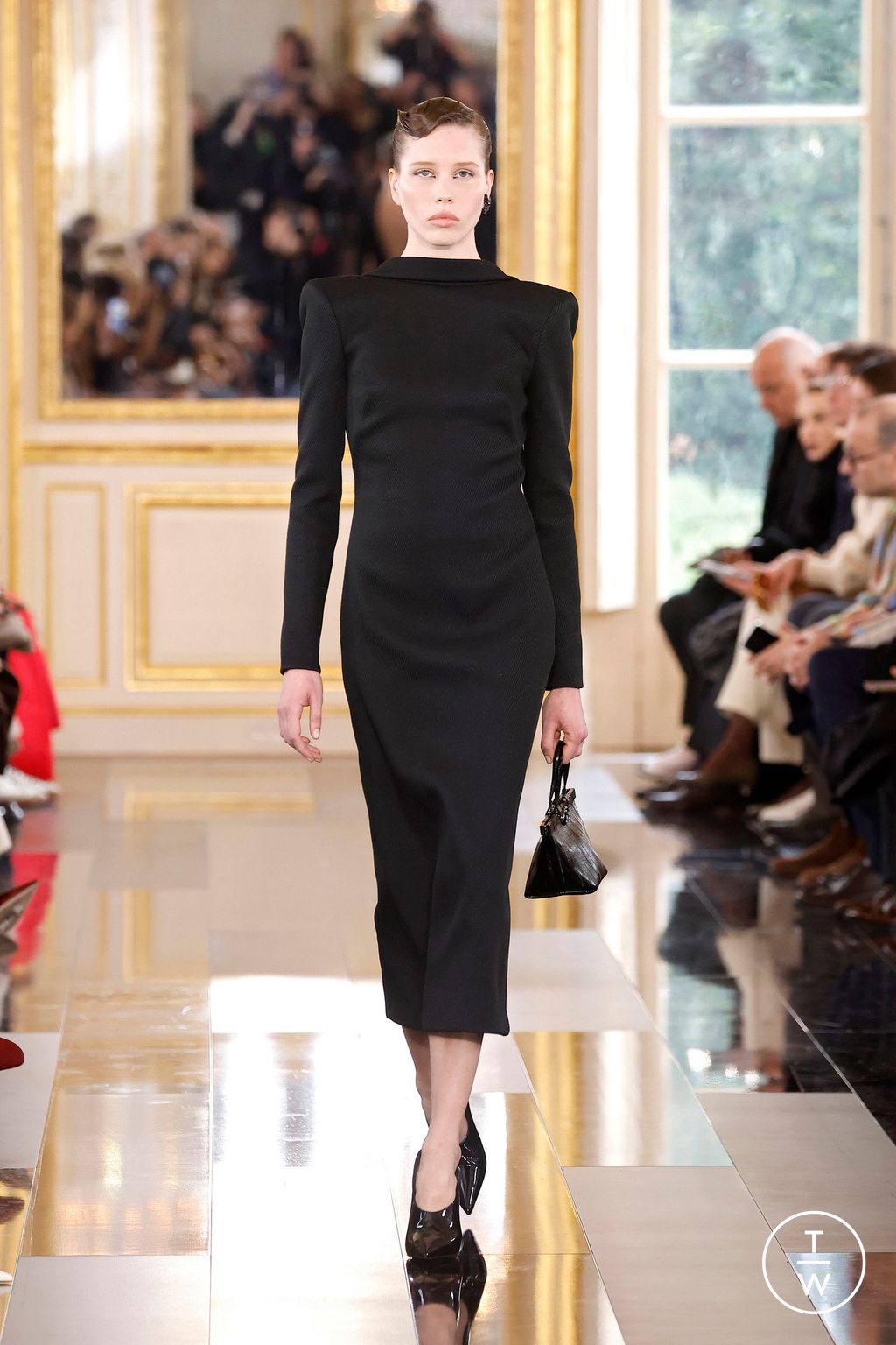 Fashion Week Paris Fall/Winter 2024 look 43 de la collection Valentino womenswear