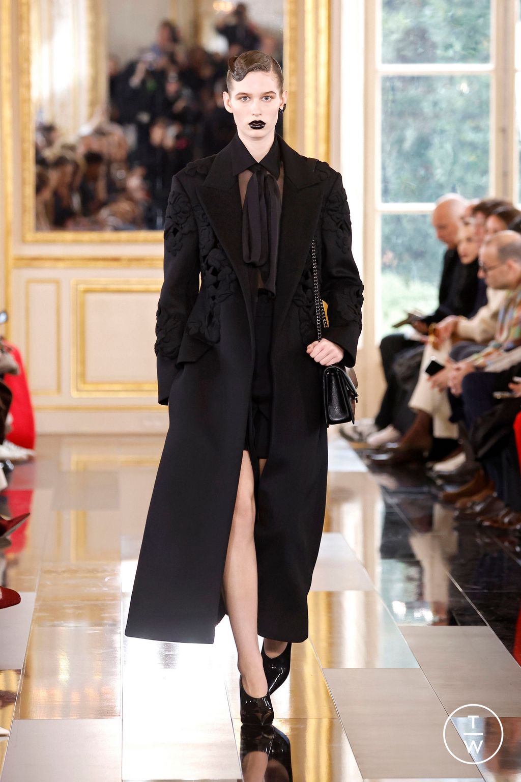Fashion Week Paris Fall/Winter 2024 look 44 from the Valentino collection 女装