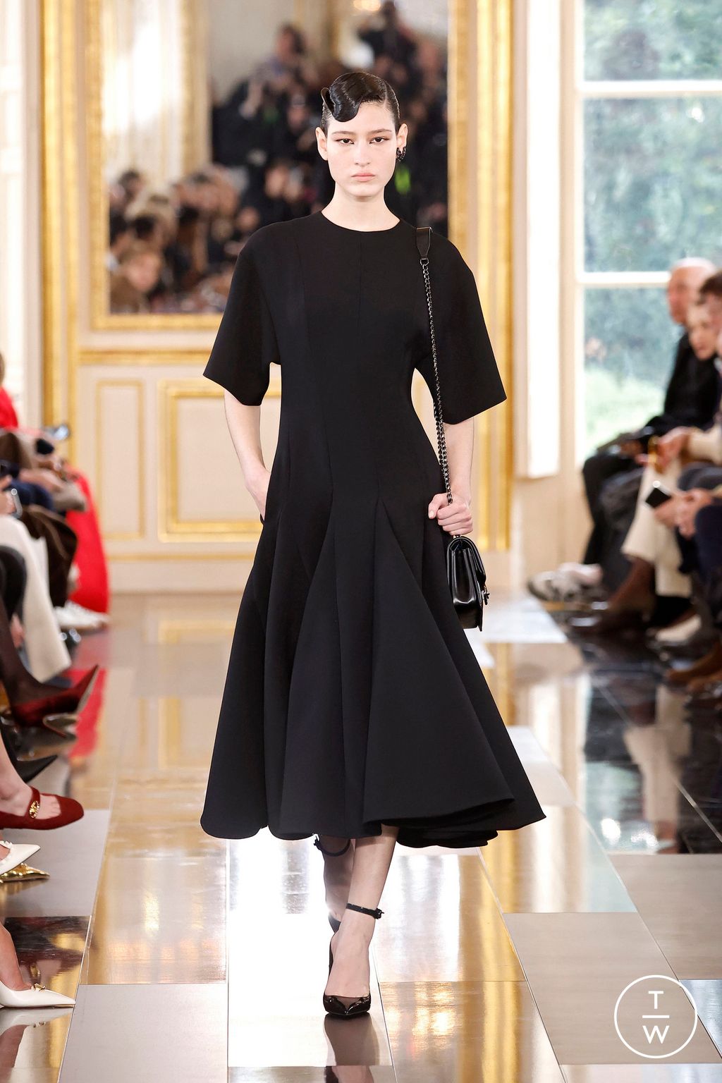 Fashion Week Paris Fall/Winter 2024 look 45 de la collection Valentino womenswear