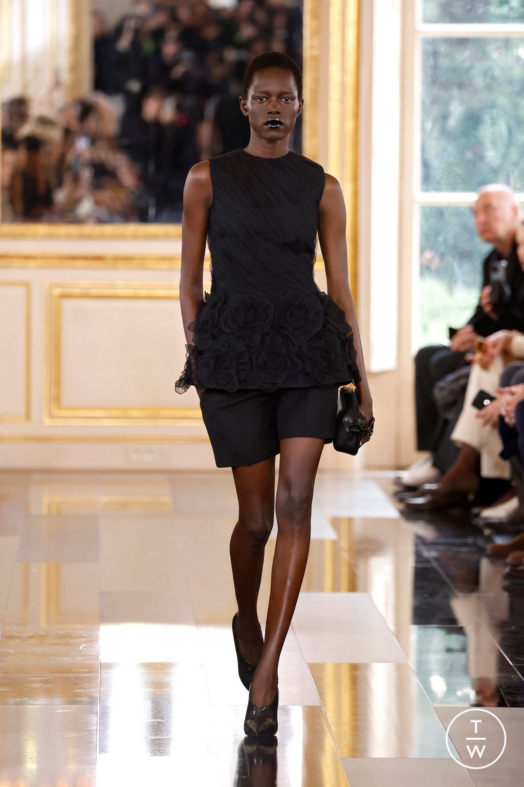 Fashion Week Paris Fall/Winter 2024 look 47 from the Valentino collection womenswear