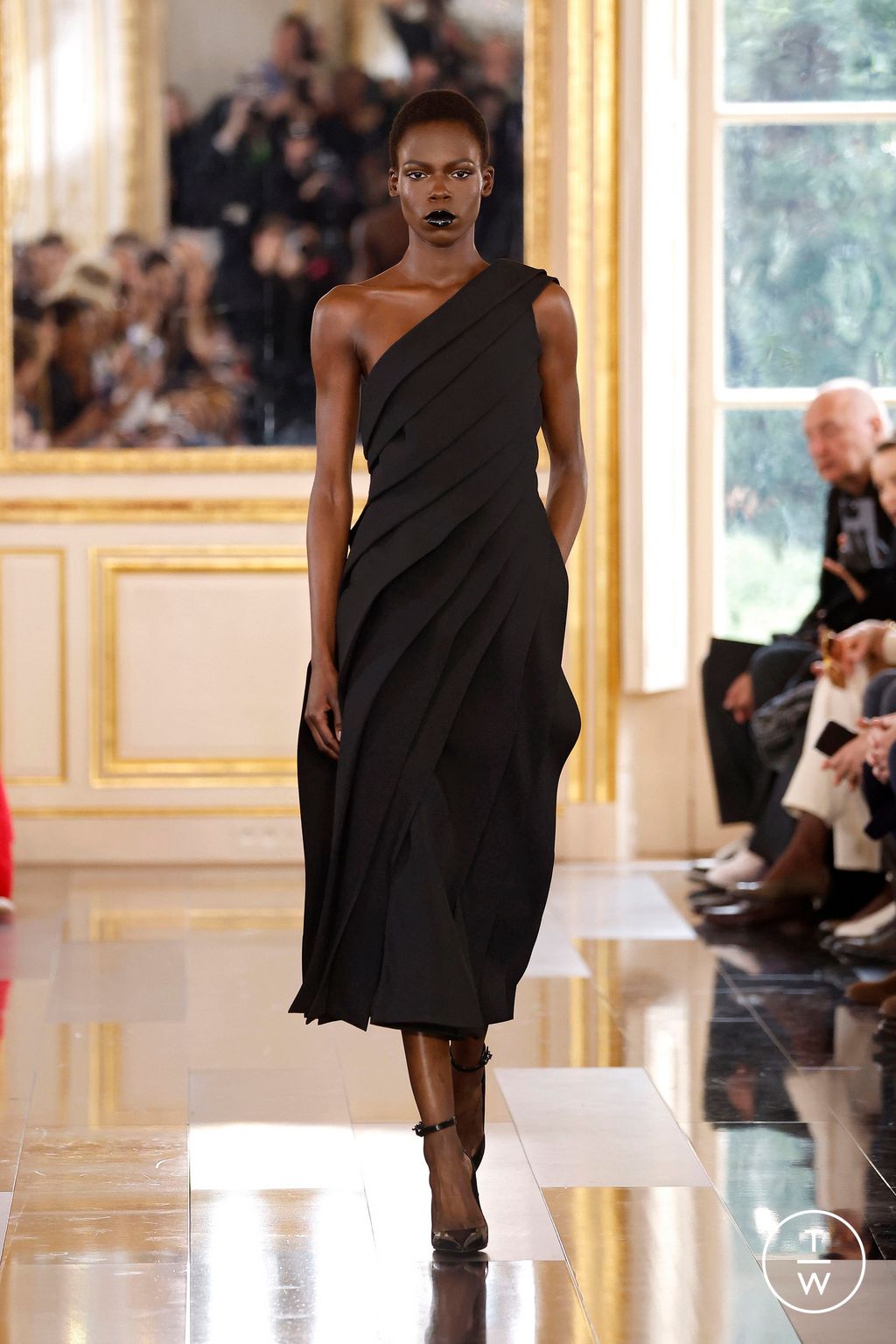 Fashion Week Paris Fall/Winter 2024 look 49 from the Valentino collection 女装