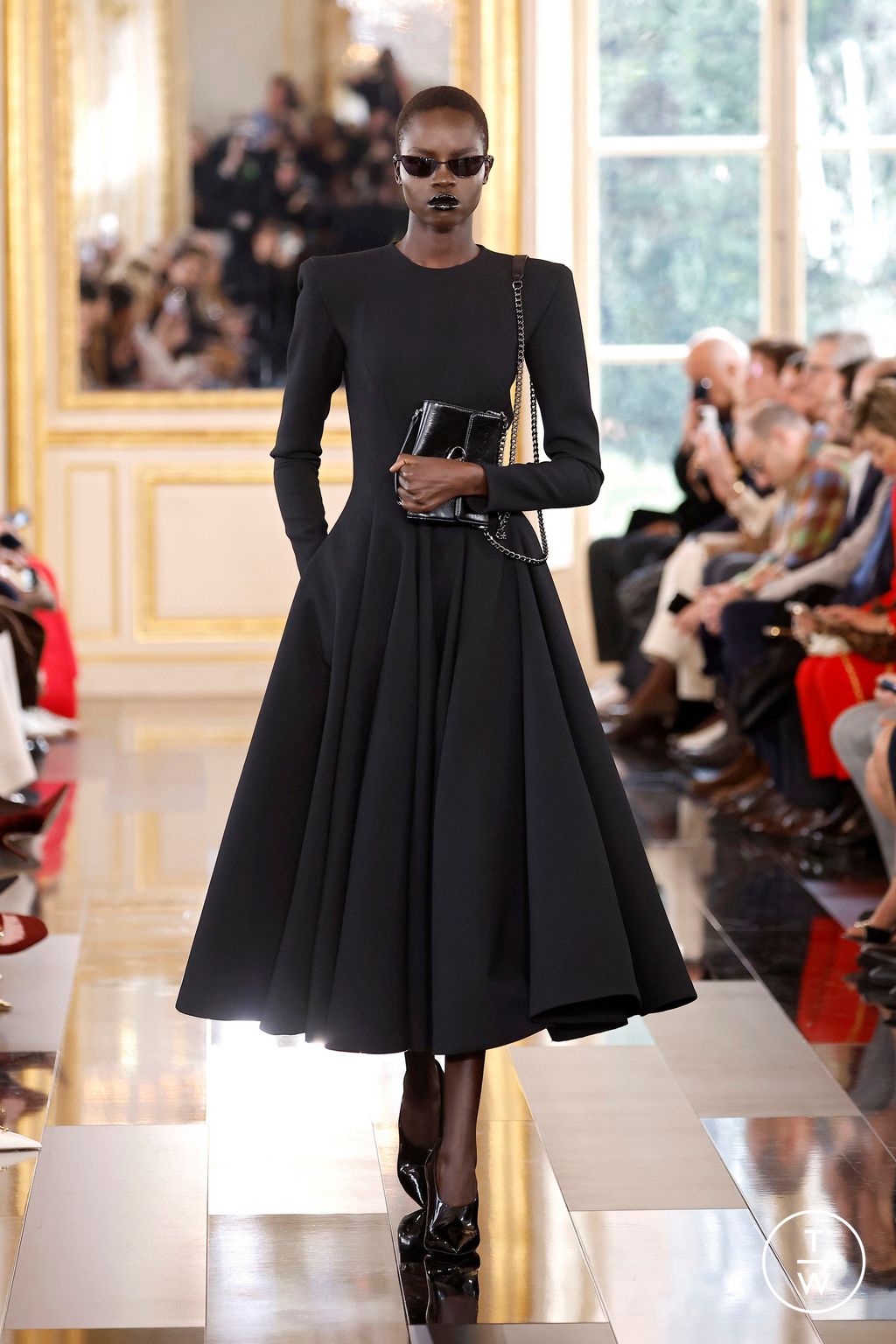 Fashion Week Paris Fall/Winter 2024 look 51 de la collection Valentino womenswear