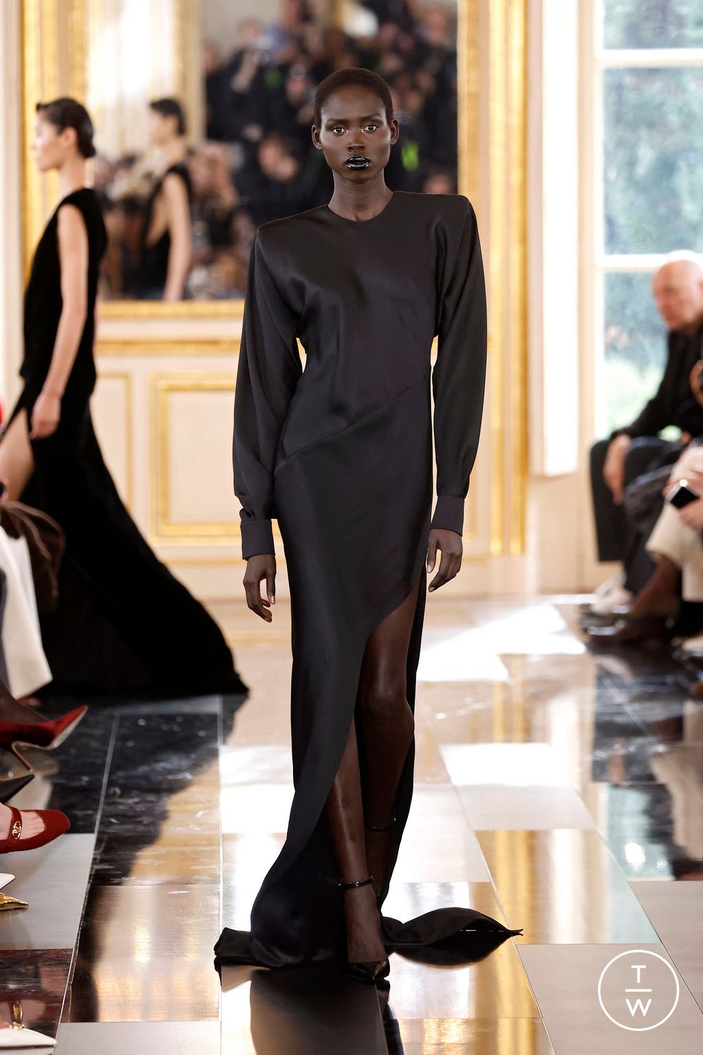 Fashion Week Paris Fall/Winter 2024 look 52 from the Valentino collection 女装