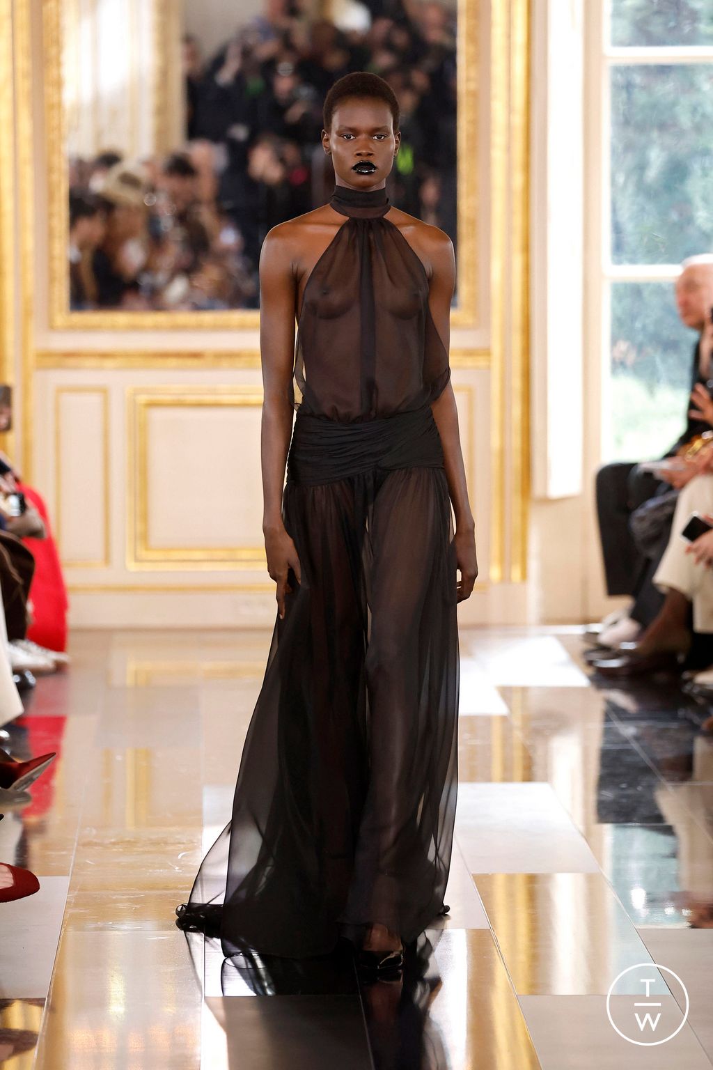 Fashion Week Paris Fall/Winter 2024 look 53 de la collection Valentino womenswear