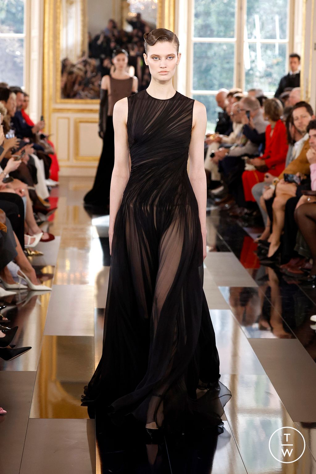 Fashion Week Paris Fall/Winter 2024 look 56 de la collection Valentino womenswear