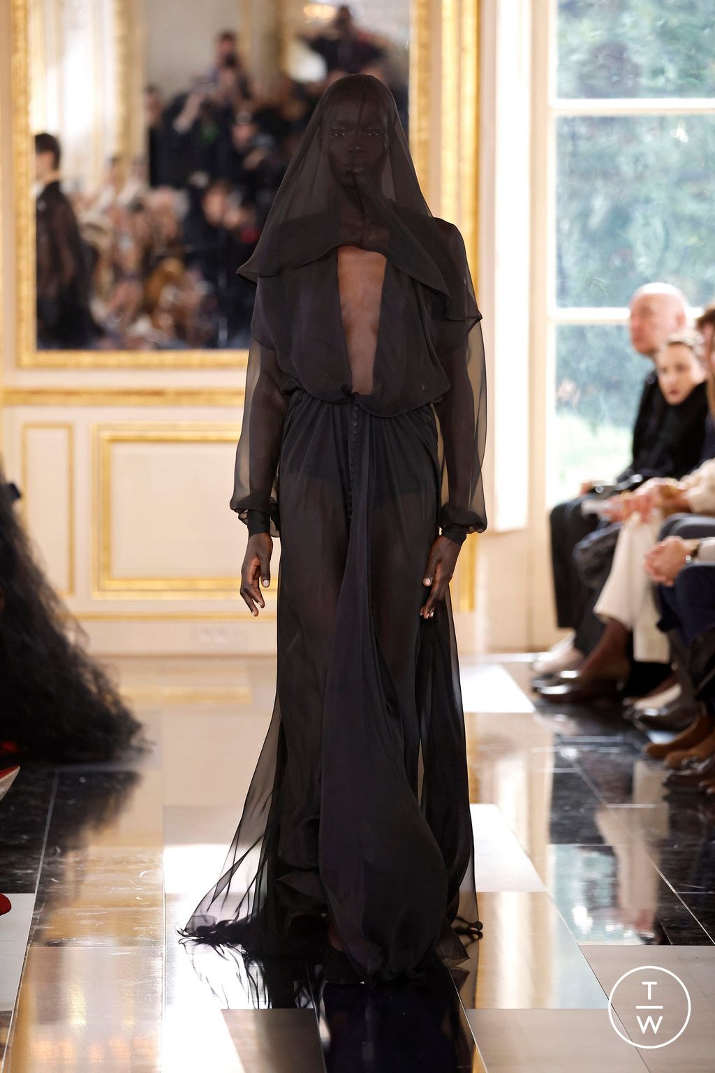 Fashion Week Paris Fall/Winter 2024 look 60 from the Valentino collection 女装