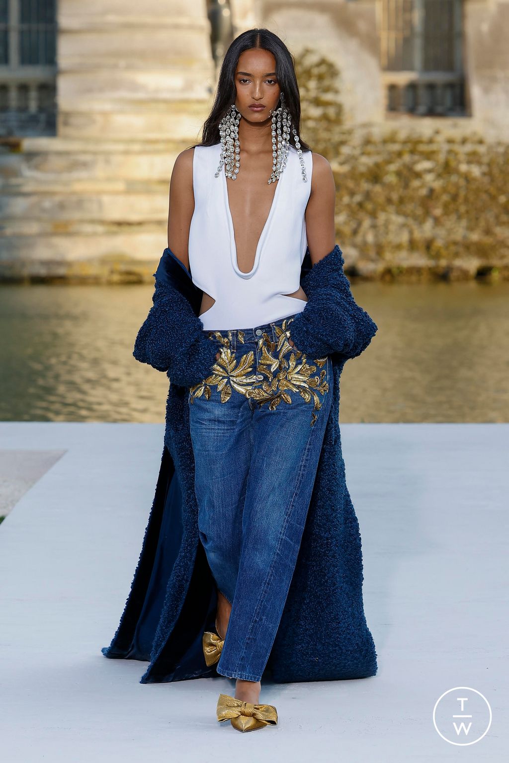 Fashion Week Paris Fall/Winter 2023 look 5 de la collection Valentino couture