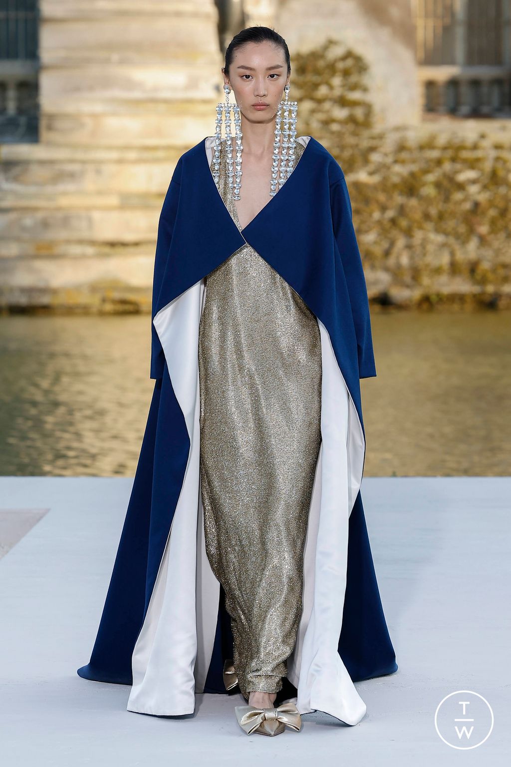 Fashion Week Paris Fall/Winter 2023 look 6 from the Valentino collection 高级定制