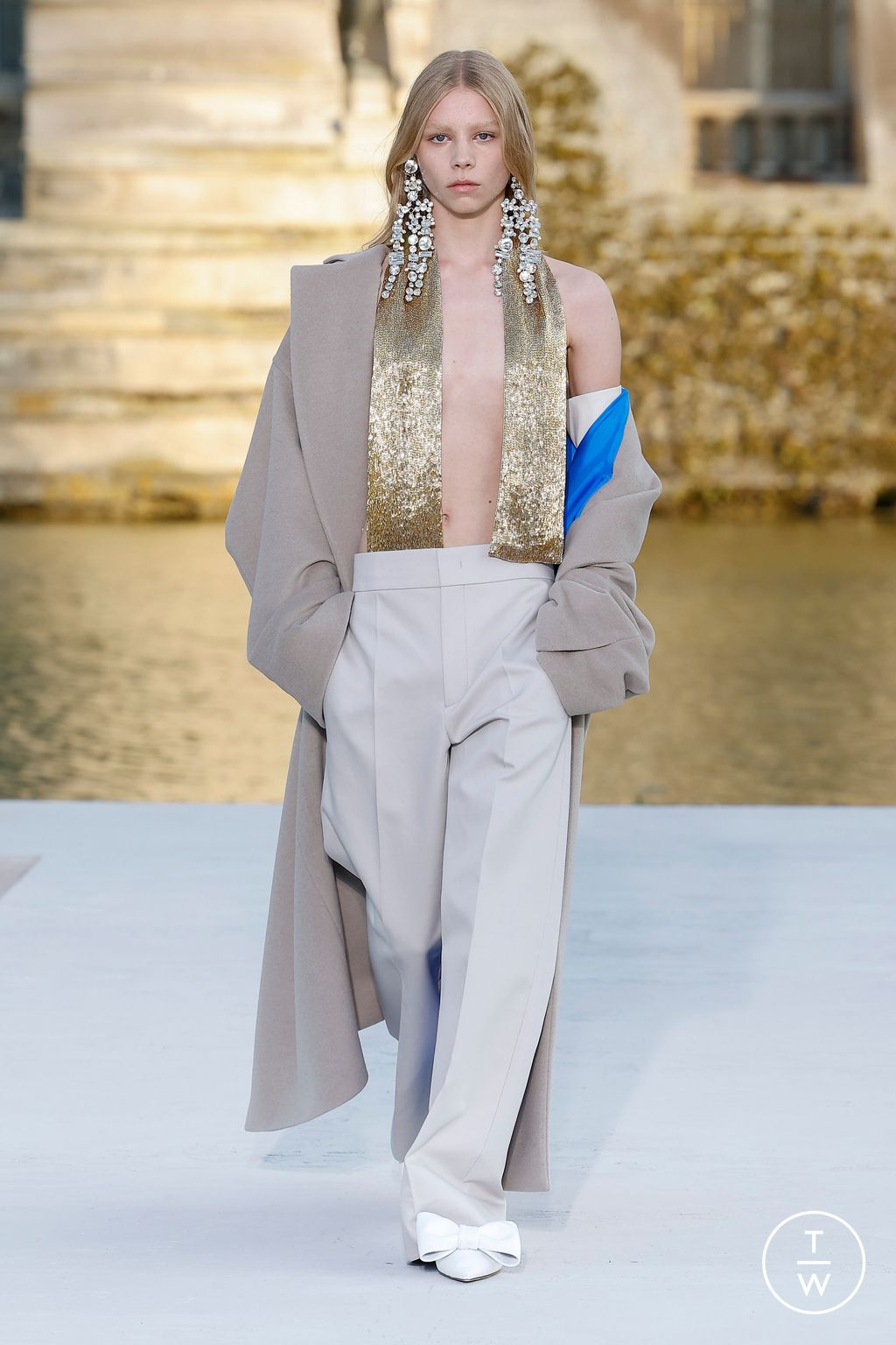 Fashion Week Paris Fall/Winter 2023 look 11 from the Valentino collection 高级定制