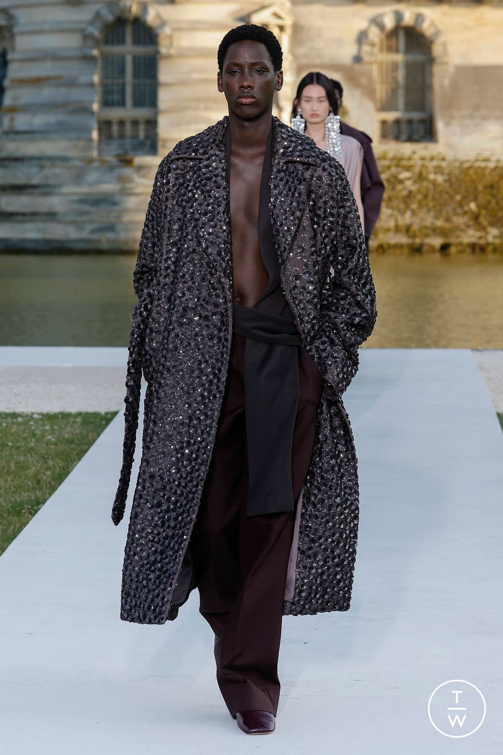 Fashion Week Paris Fall/Winter 2023 look 13 from the Valentino collection 高级定制