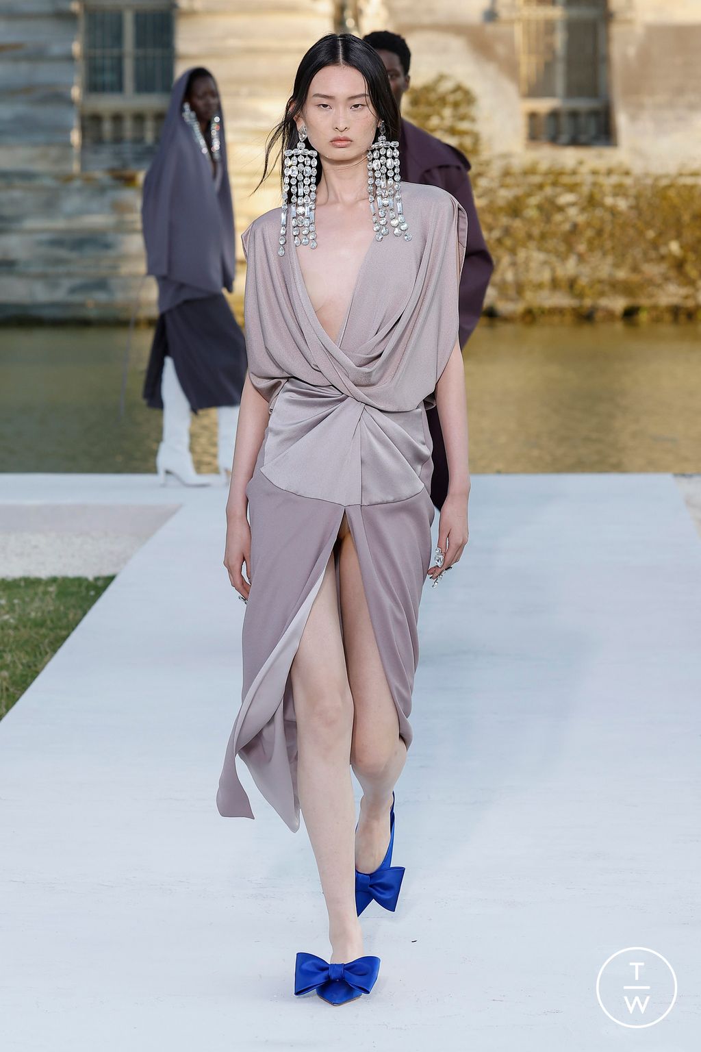 Fashion Week Paris Fall/Winter 2023 look 14 from the Valentino collection 高级定制
