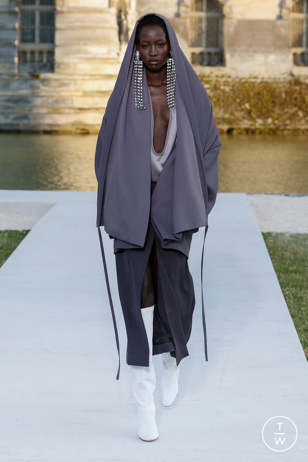 Fashion Week Paris Fall/Winter 2023 look 16 from the Valentino collection 高级定制
