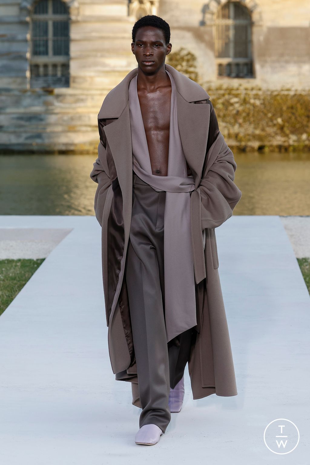 Fashion Week Paris Fall/Winter 2023 look 18 from the Valentino collection couture